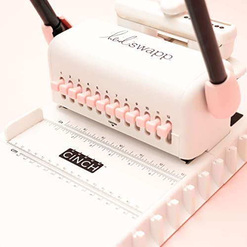 Encadernadora The Cinch We R - Furo Quadrado American Craft, 662789, Branco e Rosa, 1 Pc 4 Encadernadora The Cinch We R - Furo Quadrado American Craft, 662789, Branco e Rosa, 1 Pc - Imagem 4