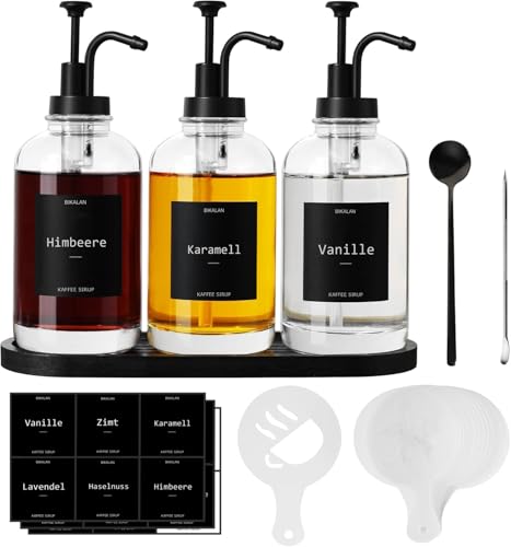 BIKALAN Sirup Spender für Kaffeebar, Glas Sirupspender mit Tablett, 500 ml Kaffee Sirup Flaschen für Kaffeestation mit 24 Etiketten, Löffel, Kaffeekunststift, Kaffeeschablonen für Kaffee Bar, 3er-Pack