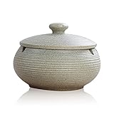 【TAMAÑO PERFECTO Y MANUALIDAD En el interior de 12,5 * 10 cm, el cenicero con tapa tiene una capacidad de 500 ml, que puede acomodar un número suficiente de colillas y cenizas de cigarrillos. Las formas elegantes y los colores vivos se ven muy modernos y elegantes y encajan perfectamente en cada decoración interior o exterior y se pueden usar como una hermosa decoración de mesa.