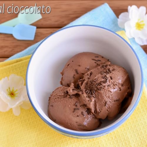 Gelato al cioccolato con la gelatiera