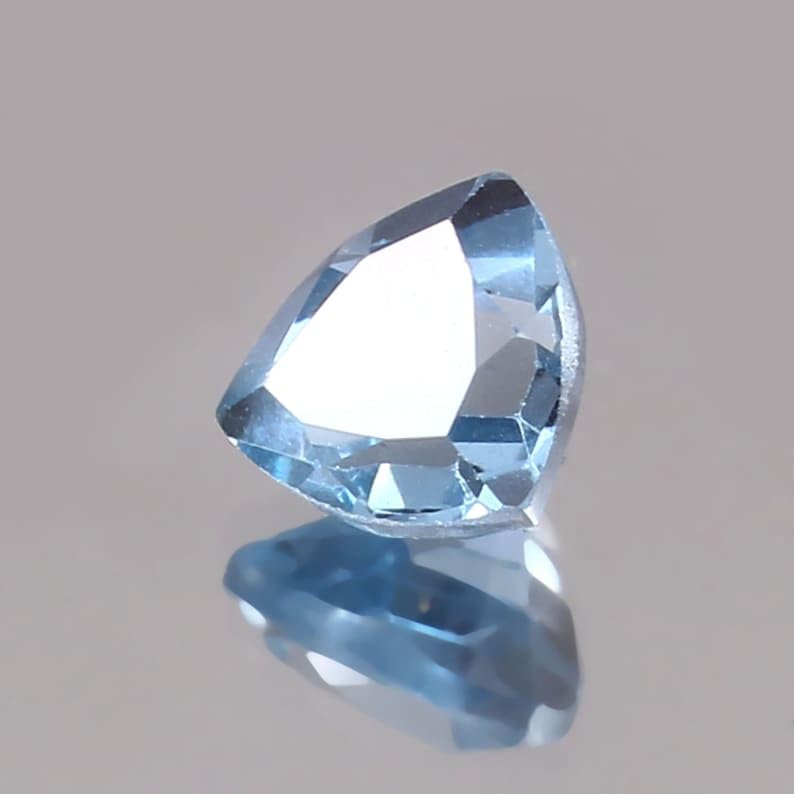 Gemme aigue-marine du Brésil 8 mm à facettes, la perfection du trillion