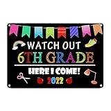 Watch Out 6th Grade Here I Come 2022 メタルサイン 8x12インチ 1st Day of School ビンテージ アルミニウム ブリキ看板 壁アート装飾用 モダン 防水 アルミニウム看板 屋内&屋外の装飾用