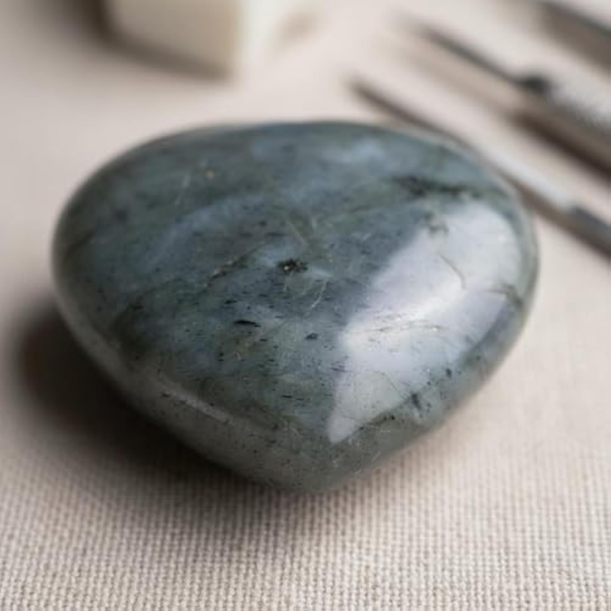 Polished Surface Holeless Heart Charm, Malachite Crystal for DIY