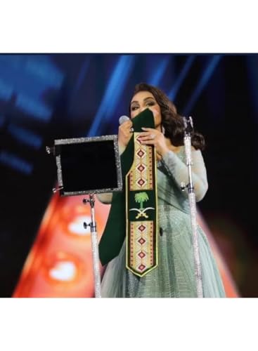 وشاح من القطن الوطني السعودي باللون الاخضر مع خط عربي ابيض وشعار للاحتفال باليوم الوطني السعودي
