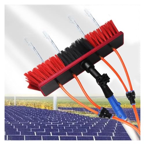 Panneaux photovoltaïques propres avec la perche de lavage à l'eau