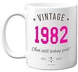 Haz que se conviertan en su 40 cumpleaños: si estás buscando ideas de cumpleaños para mujeres, regalos de cumpleaños 40 1981 para mujeres, entonces no busques más. Esta taza de calidad excepcional lleva el texto "Vintage 1981, And Still Looking Good" ("Vintage 1981", "And Still Looking Good", está destinada a hacerlos sonreír". No solo para tazas de 40 cumpleaños para mujeres, también se pueden utilizar para regalos de 40 cumpleaños para hombres, taza vintage, regalos de 40 cumpleaños para mujeres, regalos de 1981 para hombres
