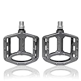 titanio biciclette Tamaño y peso: tamaño del cuerpo de los pedales: 101 mm x 93 mm x 32 mm. Peso: alrededor de 400 g. Estos pedales son más gruesos que otros, el diseño de pedal plano proporciona la mejor superficie para el contacto entre tus pies y la bicicleta, pero lo suficientemente fuerte como para soportar la fuerza de pedaleo y golpes ocasionales. Mejora tu experiencia de conducción y eficiencia general.