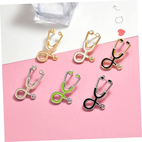 Broche stéthoscope pour rompre la monotonie des blouses de travail austères - 3