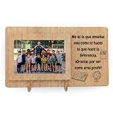 DETALLE - Marco de madera personalizado para docentes que buscan un regalo original, útil como recuerdo escolar y fácil de entender al verlo, con diseño orientado a profesores y espacio claro para imagen, frase y elementos de clase.