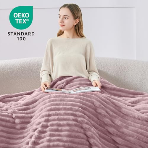 BEDELITE Kuscheldecke Flauschig Decke 150x200 - weiche XL Flanell Decken Beerenviolett für Couch, Deko Streifen Cord Fleecedecke als Couch Überwurf für Wohnzimmer, Twin Blanket Wide Use 2