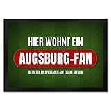 Lieferumfang: 1x Hier wohnt ein Augsburg-Fan Fußmatte mit Rasen Motiv