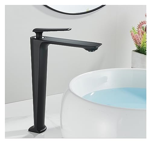 Grand lavabo noir sublimé par un mitigeur de salle de bains en laiton design