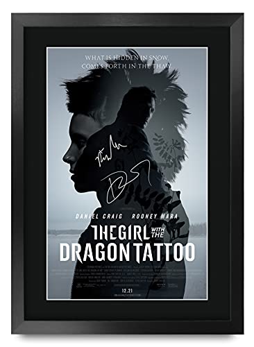 HWC Trading FR A3 The Girl with the Dragon Tattoo Rooney Mara Daniel Craig Los Regalos Imprimieron El Cartel Firmaron La Imagen Del Autógrafo Para Los Fans De La Memorabilia De La Película - A3 Framed Cover