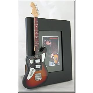 KURT COBAIN Cadre photo guitare miniature Jaguar Nirvana - Les Beatles, Paul McCartney, John Lennon, RIngo Starr, George Harrison KURT COBAIN Cadre photo guitare miniature Jaguar Nirvana – Image 2