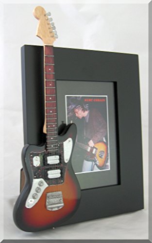 KURT COBAIN Cadre photo guitare miniature Jaguar Nirvana - Les Beatles, Paul McCartney, John Lennon, RIngo Starr, George Harrison KURT COBAIN Cadre photo guitare miniature Jaguar Nirvana – Image 3