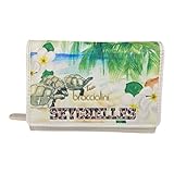 Stampa esclusiva ispirata a Seychelles: Questo portafoglio donna firmato Braccialini celebra il fascino mediterraneo di Seychelles con disegni suggestivi che richiamano l’atmosfera glamour e marina del luogo.