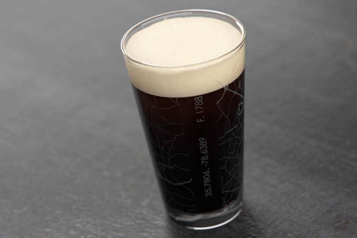 Well Told Vaso de cerveza grabado con mapa de Carolina del Norte de Raleigh, vaso de cerveza grabado (473 ml, transparente) con mapa de la ciudad, vaso de cerveza personalizado, regalos para los