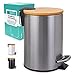 HIBATH® Kosz na śmieci kosmetyczne z pokrywką bambusową – kosz na śmieci z mechanizmem cichego zamykania Softclose – wysokiej jakości kosz na śmieci do łazienki – kosz na śmieci z pedałem, kolor srebrny