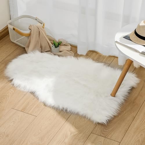 Ruedong Faux Fur Fell Teppich Weiß 40x60 cm, Longhair Flauschiger Schaffell Teppich Lammfell Wohnzimmer Weicher Deko Maschinenwaschbar für Schlafzimmer Stühle Sofa