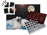 puzzleYOU: Puzzle-Adventskalender | „Der Astronaut gibt die Daumen hoch Mond und Mars im Weltraum Raumkonzept“