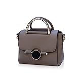 Caractéristiques: le sac est doté d'une sangle de chaîne ajustable offrant la possibilité de le porter en bandoulière, tandis que l'intérieur stockera sans effort votre téléphone, votre portefeuille et vos clés. Élégant et ludique à la fois, ce sac à bandoulière impeccablement construit est votre compagnon idéal au quotidien.