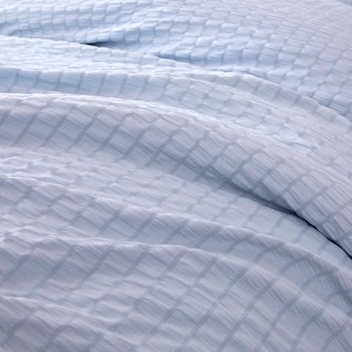 Image of Amazon Basics Duvet Cover Set Jacquard Geometric 3-Piece, with 1 Duvet Cover and 2 Pillow Shams, Comforter Not Included, King, Blue Striped