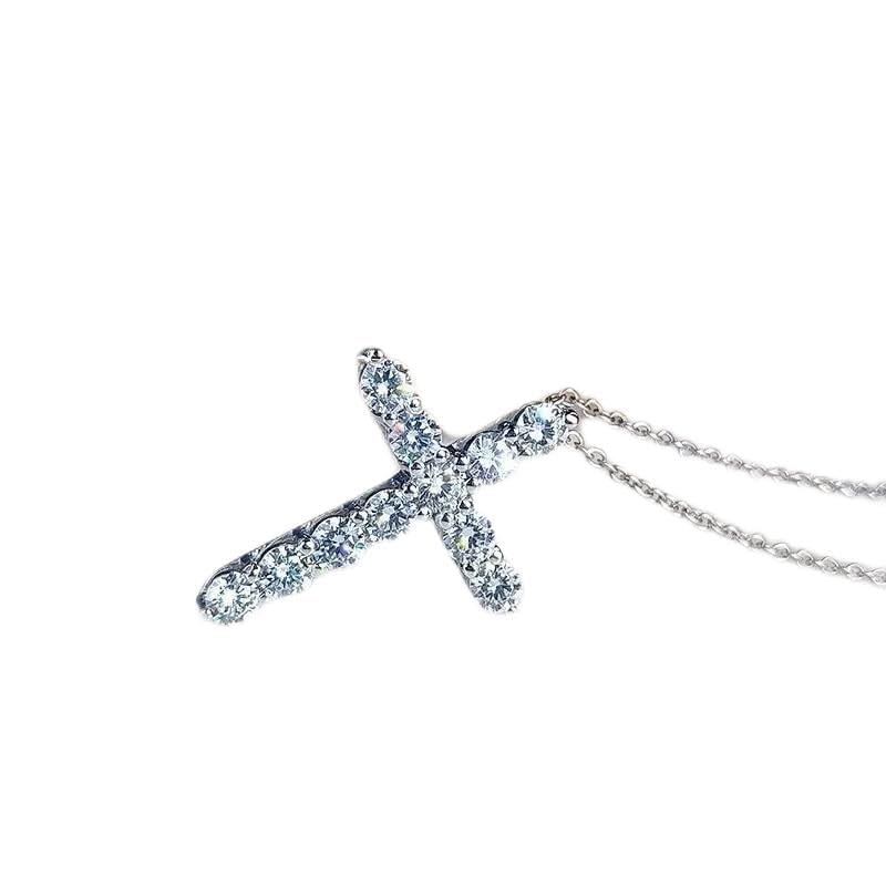 Collier croix moissanite en argent le cadeau idéal pour marquer un moment précieux