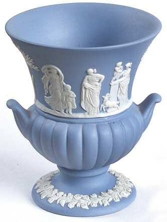 Amazon Co Jp ウェッジウッド 花瓶 一輪挿し クリームカラーonラベンダー ジャスパーウェア カメオ調 小さめ 並行輸入品 ホーム キッチン