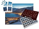puzzleYOU: Puzzle-Adventskalender | „Blick über das nächtliche Bergdorf Zell am See im Winter, Salzburg, Österreich“
