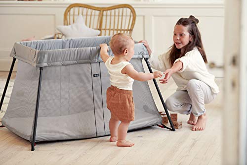 BabyBjörn Reisebett Light mit Spannbetttuch für Kinder