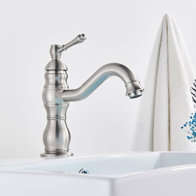 Robinet d'évier de salle de bain au charme rétro pour sublimer votre maison