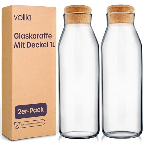 Wasserkaraffe 1L – Glaskaraffe mit Deckel – Nachttisch Glas Karaffe für Kaltgetränke, Milch und Saft – Vielseitige Wasserkaraffe mit Deckel & Bedruckten Wasserfesten Etiketten (2 Pack)