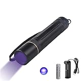 Die UV taschenlampe schwarzlicht wird mit einem wiederaufladbaren 18650 Li-Ionen-Akku mit hoher Kapazität und einem Akkuladegerät mit Akkuanzeige geliefert. Das Ladegerät verfügt über einen Überhitzungs- und Überladeschutz, rot zum Aufladen und grün zum vollständigen Aufladen.