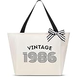 Design Vintage & Taille Idéale​ Dimensions pratiques (46x30x18 cm) pour le quotidien, shopping ou plage. Poids léger (0.54 lbs) avec 15L de contenance. Personnalisez le cabas avec l'année de naissance !