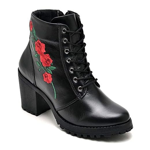 Bota Coturno Feminina de Couro Cano Curto com Bordado Flor e Salto Grosso