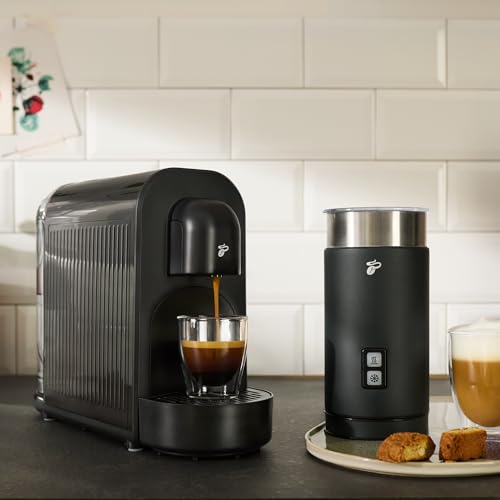Foto von Tchibo Cafissimo NOW Kaffeemaschine Kapselmaschine inkl. 30 Kapseln für Caffè Crema, Espresso und Kaffee | 0,67 l | 1250 Watt | 11,4 x 33,7 x 23,5 cm | Schwarz