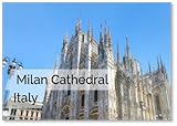 Dimensions : 53 x 80 mm Cathédrale Duomo di Milano avec flèches sur la place Piazza Del Duomo dans le centre historique de la ville avec ciel bleu en journée ensoleillée Façade principale de la cathédrale de Milan Gros plan