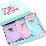 DISEÑOS QUE HABLAN POR TI: Atrévete a expresar tu vocación y personalidad con cada par: desde pequeños estetoscopios, gorros de enfermera, jeringuillas y tiritas multicolor hasta nubes sonrientes y motivos médicos llenos de color. Cada diseño está pensado para acompañar tu energía y destacar tu lado profesional, moderno y divertido. ¡Haz que tu estilo se note hasta en los pies!