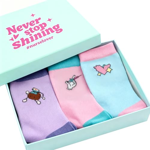 Nurse is Love Set mit 3 Stk. Kurze Bunt Socken Krankenschwester Lustige Damensocken für Medizin TFA | Ideal für Deine Berufsschuhe Clogs | Krankenschwester & Arzt Zubehör DRAW
