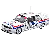 Le tableau de bord, le volant, la console centrale et d'autres détails sont reproduits à échelle réduite. N'ouvrez pas la porte; vous pourrez admirer les détails intérieurs à travers la vitre.