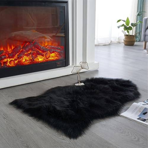 AMFUN Faux Lammfell Schaffell Teppich, Longhair Flauschiger Teppich, Flauschiger Schaffell Lammfell Fellteppich Waschbar, Weicher Fell Carpet für Stühle Sofa Schlafzimmer(Schwarz, 50 x 80 cm)