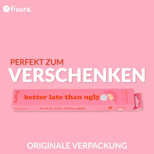 FISURA – Moderner Holzfächer mit der Aufschrift better late than ugly“. Farbenfrohes, originelles Design, rosa-roter Handventilator mit Aufhänger. Maße: 42,5 x 23 cm