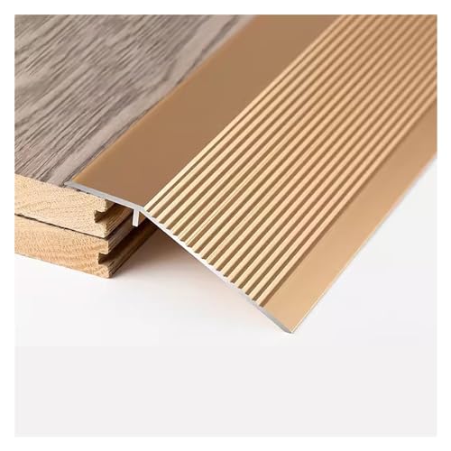 Fentes de porte comblées par une bande de transition bois carrelage durable