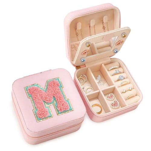 SANDJEST Joyero personalizado, joyero de viaje rosa con inicial M, pequeño organizador de joyas con monograma para niñas, mujeres, adolescentes, niños, mini regalos esenciales de viaje para cumpleaños