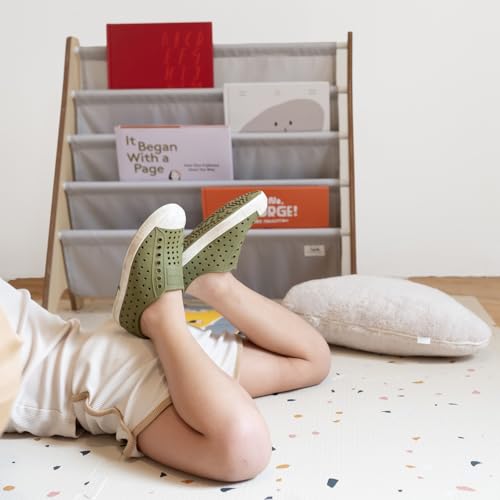 3 Sprouts Recycled Fabric Kids Bookshelf – 4-Tier Sling Book Rack Organizer - Nursery Room Playroom Classroom Wooden Book Shelves - Kid Bookcase Wood Storage Shelf for Toddler Age 3+ - Gray