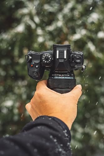 undefined OM SYSTEM OM-1 Mark II Mirrorless Camera with M.Zuiko Digital ED 12-40mm f/2.8 PRO II Lens Kit の商品画像 4