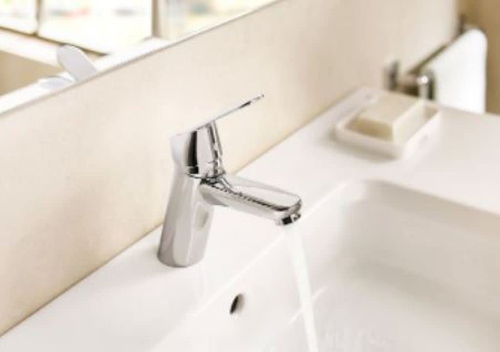 Roca Alfa Rubinetteria per lavabo con tecnologia Cold Start, rubinetto monocomando a mensola con collegamenti di alimentazione flessibili, miscelatore per bagno di facile installazione, cromato