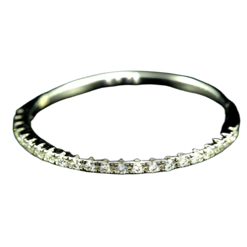 Demi-alliance en argent 925 bague étincelante idéale pour sublimer vos tenues de bureau
