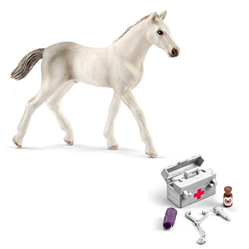 Preisvergleich Produktbild Schleich 13860 Holsteiner Fohlen + 42364 Stallapotheke