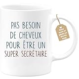 Humour Et Bonne Humeur : Le message « Pas Besoin De Beaucoup de Cheveux Pour Être Un Super Secrétaire » est un clin d'œil amusant qui saura égayer les journées de travail. Ce mug est parfait pour créer une ambiance détendue et conviviale au bureau. Offrez-le lors d'occasions spéciales comme Noël, les anniversaires ou simplement pour faire plaisir à un collègue et renforcer les liens d'équipe.